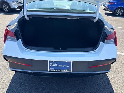 2024 Hyundai ELANTRA SE