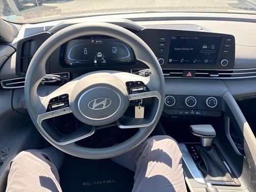 2024 Hyundai ELANTRA SE