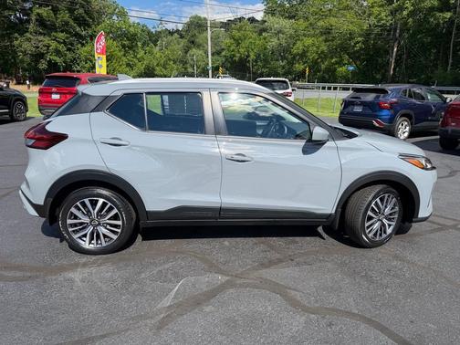 Boulder Gray Pearl 2023 Nissan Kicks SV