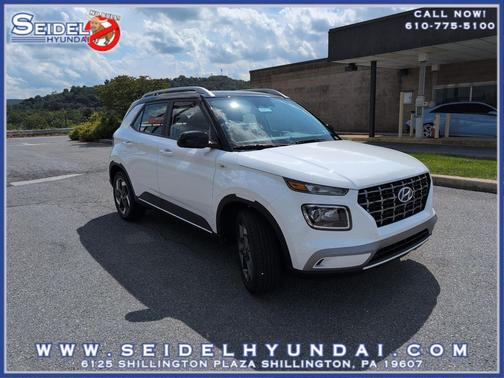 Lunar White w/Black Roof 2026 Hyundai VENUE SEL w/Two-Tone Roof