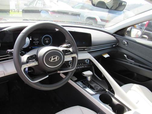 Fluid Metal 2026 Hyundai ELANTRA Limited