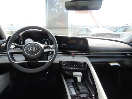 Fluid Metal 2026 Hyundai ELANTRA Limited