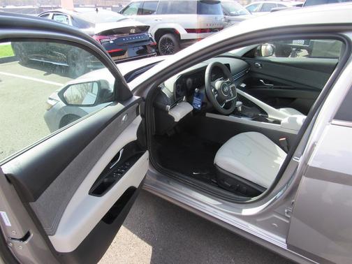 Fluid Metal 2026 Hyundai ELANTRA Limited