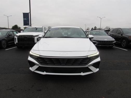 2025 Hyundai ELANTRA SE
