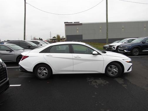 2025 Hyundai ELANTRA SE