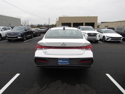 2025 Hyundai ELANTRA SE