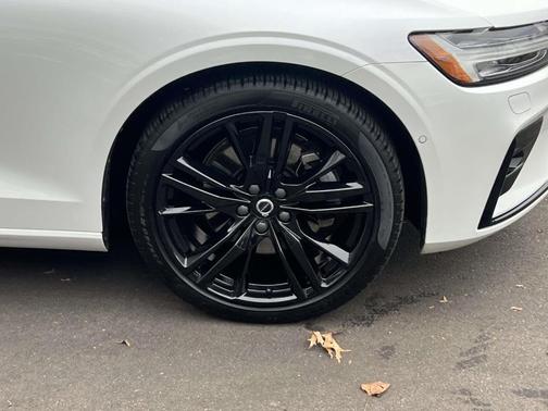 2024 Volvo S60 B5 Plus Black Edition