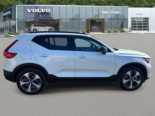 2026 Volvo XC40 B5 Plus