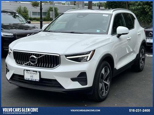 2025 Volvo XC40 B5 Core Bright Theme