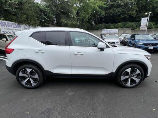 2025 Volvo XC40 B5 Core Bright Theme