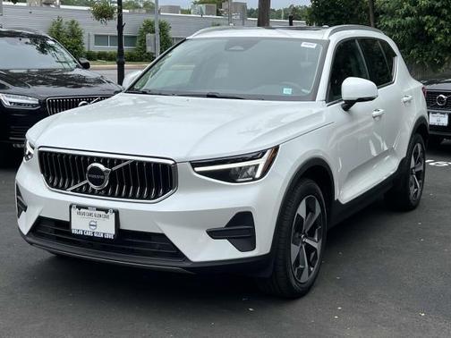 2025 Volvo XC40 B5 Core Bright Theme