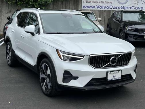 2025 Volvo XC40 B5 Core Bright Theme