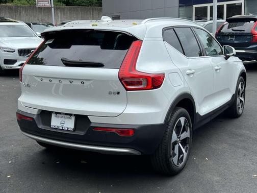 2025 Volvo XC40 B5 Core Bright Theme