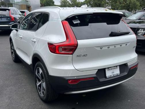 2025 Volvo XC40 B5 Core Bright Theme