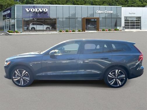 2023 Volvo V60 Cross Country B5 Plus