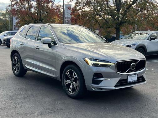 2022 Volvo XC60 B5 Momentum