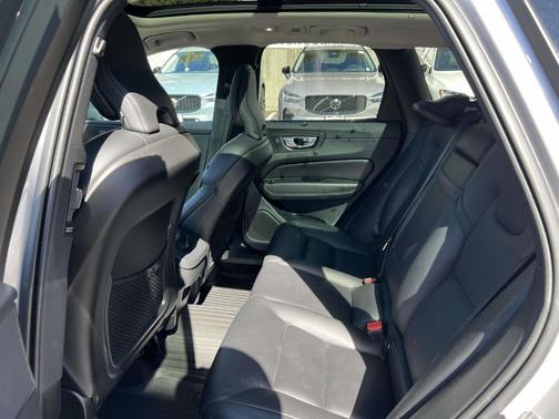 2022 Volvo XC60 B5 Momentum