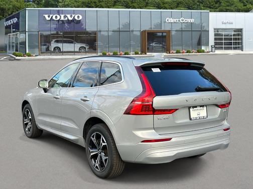 Silver 2022 Volvo XC60 B5 Momentum