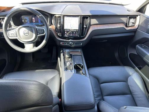 2022 Volvo XC60 B5 Momentum