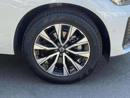 Crystal White 2024 Volvo XC60 B5 Plus Dark Theme