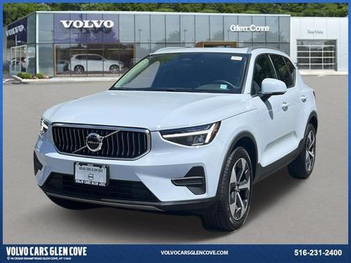 2025 Volvo XC40 B5 Core Bright Theme