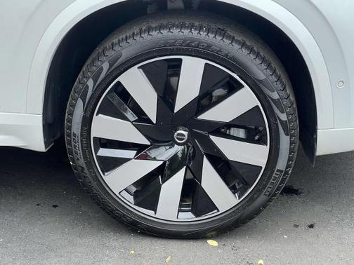 2023 Volvo XC90 Recharge Plug-In Hybrid T8 Ultimate Bright Theme 7-Seater