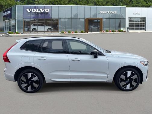 2024 Volvo XC60 Recharge Plug-In Hybrid T8 Plus Dark Theme