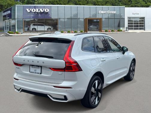 2024 Volvo XC60 Recharge Plug-In Hybrid T8 Plus Dark Theme