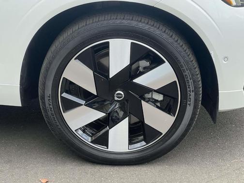 2024 Volvo XC60 Recharge Plug-In Hybrid T8 Plus Dark Theme