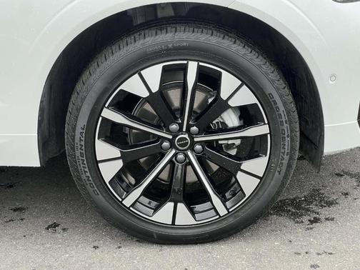 Crystal White Metallic 2026 Volvo XC60 B5 Plus