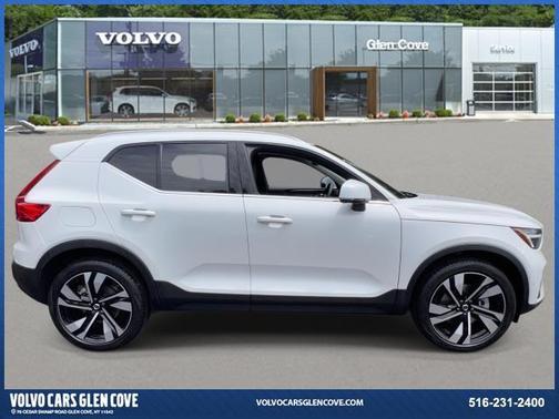 2024 Volvo XC40 B5 Plus Bright Theme