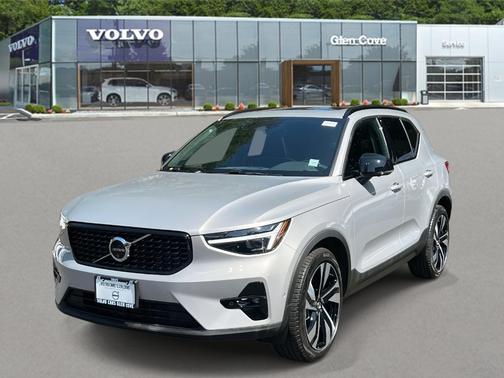 2025 Volvo XC40 B5 Ultra Dark Theme