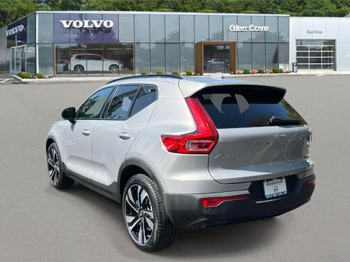 2025 Volvo XC40 B5 Ultra Dark Theme