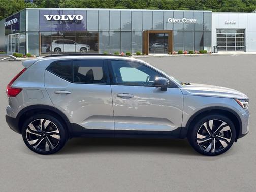 2025 Volvo XC40 B5 Ultra Dark Theme