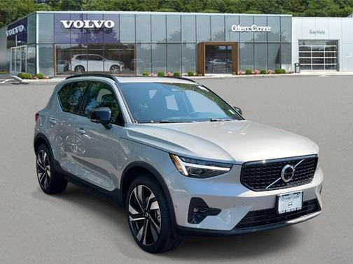 2025 Volvo XC40 B5 Ultra Dark Theme