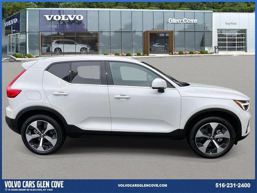 2025 Volvo XC40 B5 Plus Bright Theme