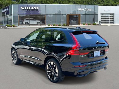 Onyx Black Metallic 2026 Volvo XC60 B5 Plus
