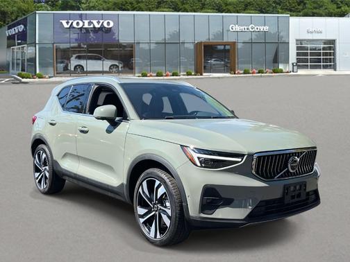 2025 Volvo XC40 B5 Plus Bright Theme
