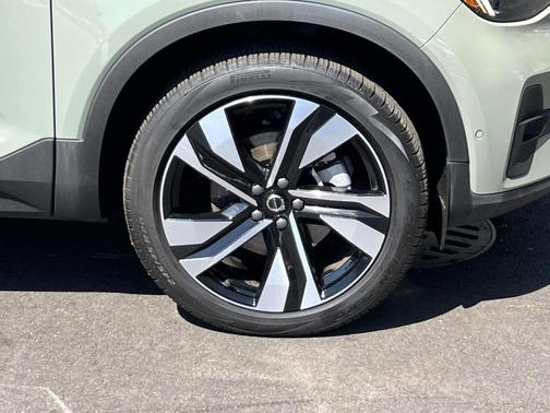 2025 Volvo XC40 B5 Plus Bright Theme