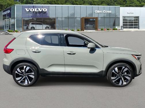 2025 Volvo XC40 B5 Plus Bright Theme