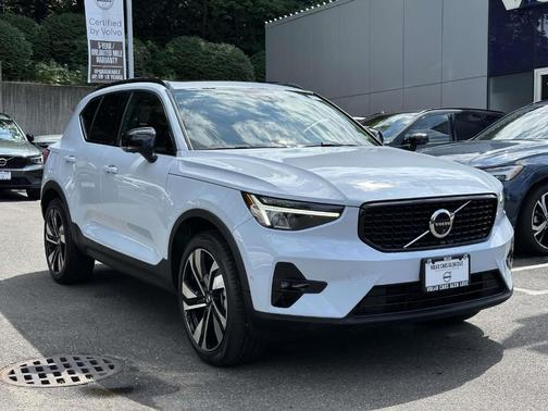 Cloud 9 White 2024 Volvo XC40 B5 Plus Dark Theme