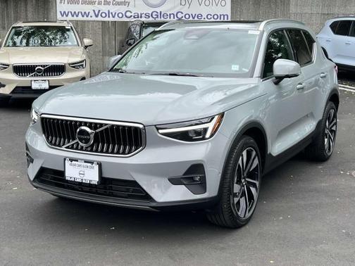 2025 Volvo XC40 B5 Plus Bright Theme
