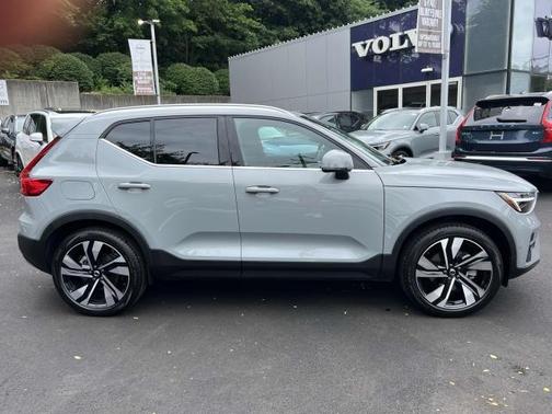 2025 Volvo XC40 B5 Plus Bright Theme