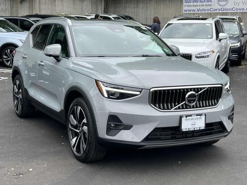 2025 Volvo XC40 B5 Plus Bright Theme