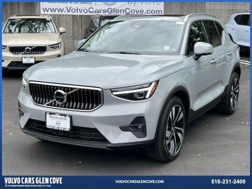 2025 Volvo XC40 B5 Plus Bright Theme