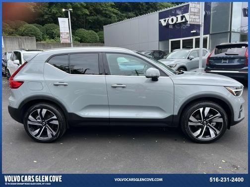 2025 Volvo XC40 B5 Plus Bright Theme