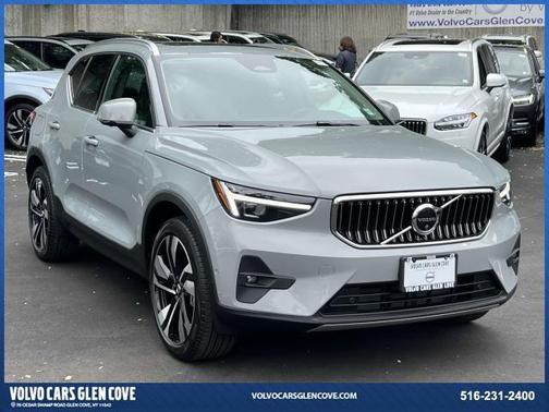 2025 Volvo XC40 B5 Plus Bright Theme