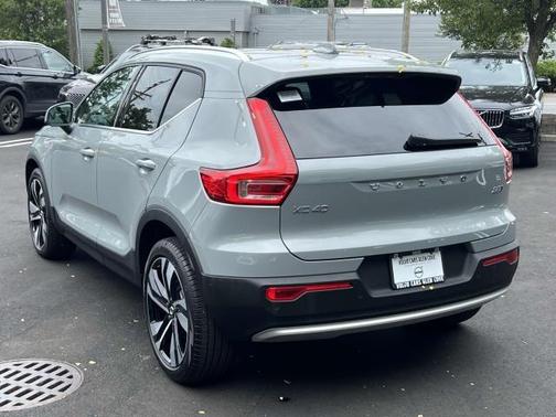 2025 Volvo XC40 B5 Plus Bright Theme