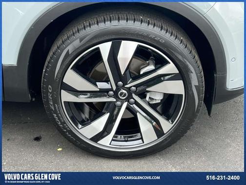 2025 Volvo XC40 B5 Plus Bright Theme