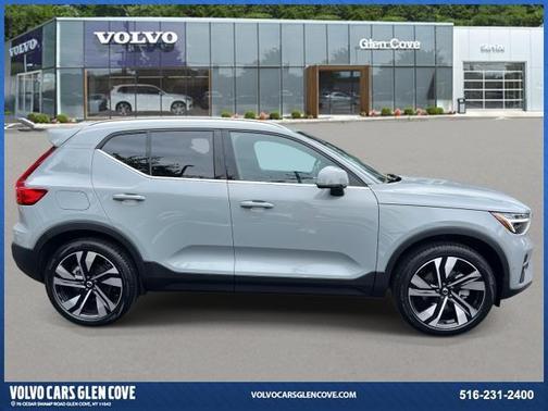 2025 Volvo XC40 B5 Plus Bright Theme